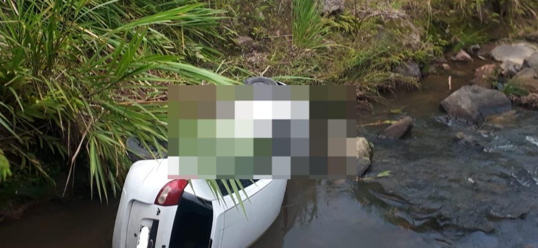 Carro sai da pista e cai em riacho em Rio do Sul