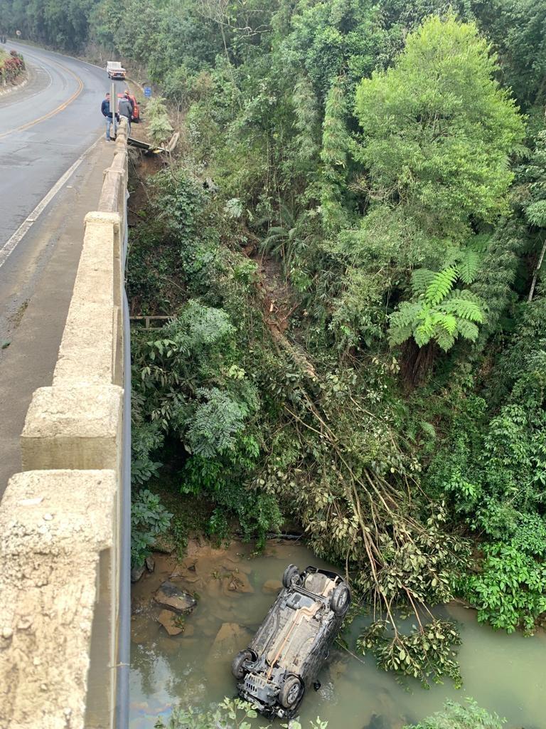 Carro sai da pista e cai no rio em Ituporanga
