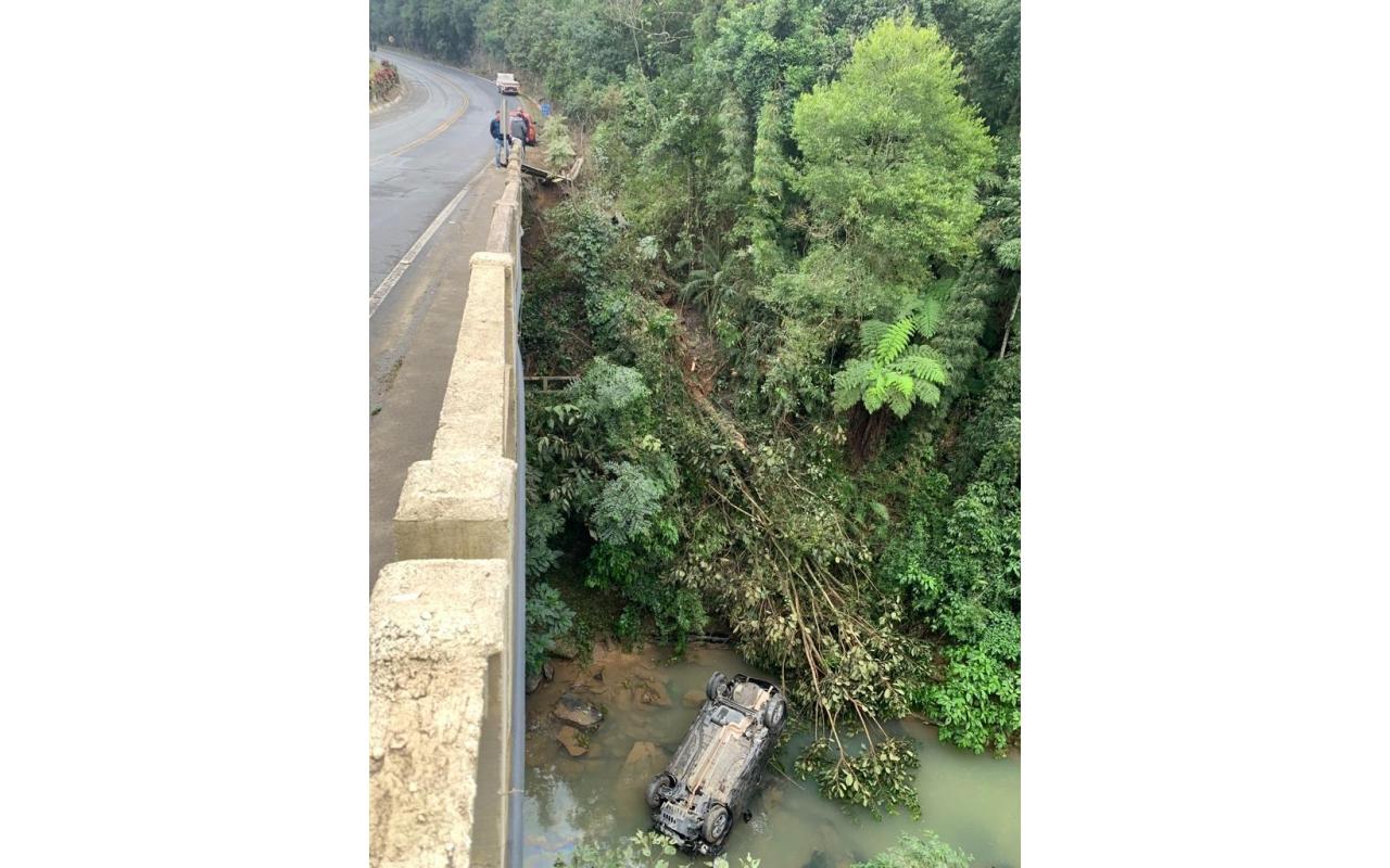 Carro sai da pista e cai no rio em Ituporanga