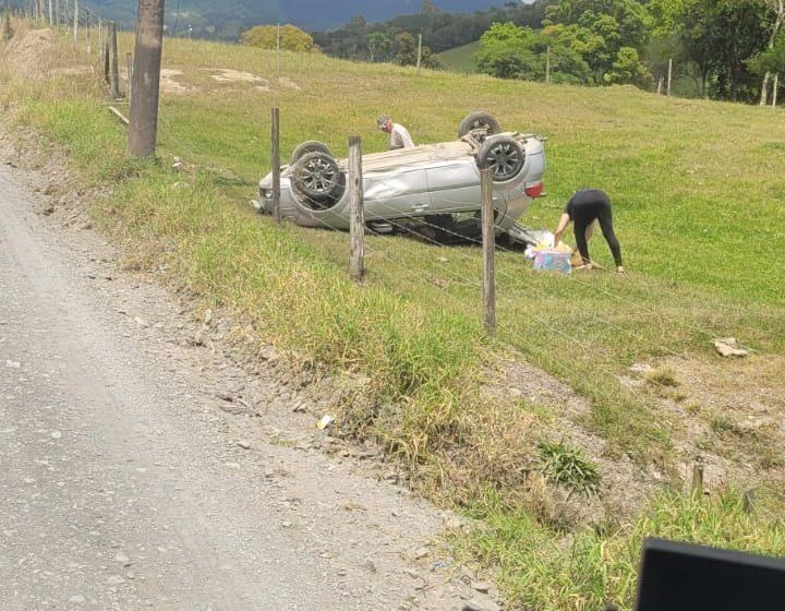 Carro sai da pista e capota em Petrolândia 