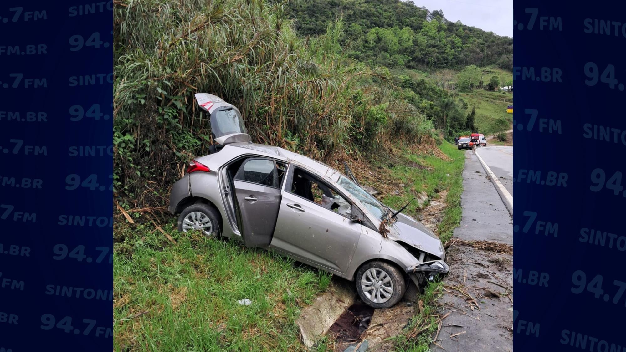 Carro sai da pista e capota na BR-282 em Alfredo Wagner