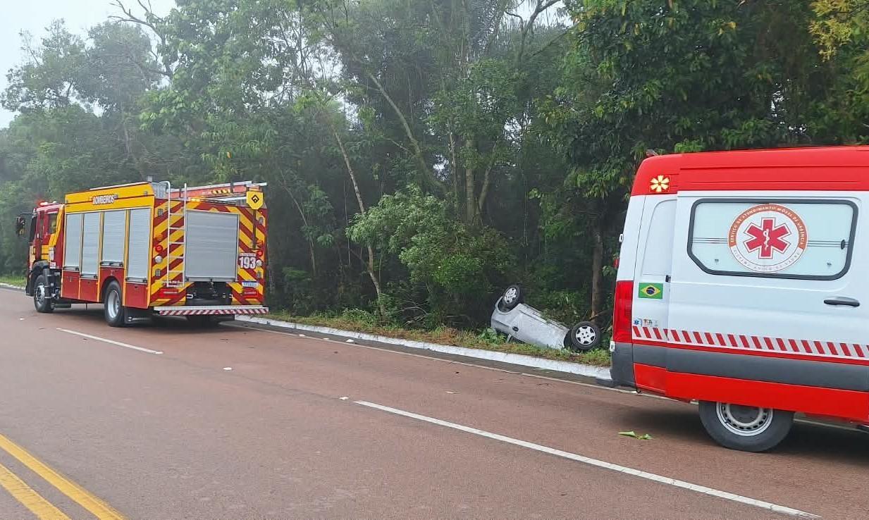 Carro sai da pista e capota na SC-110 em Ituporanga; duas pessoas ficam feridas