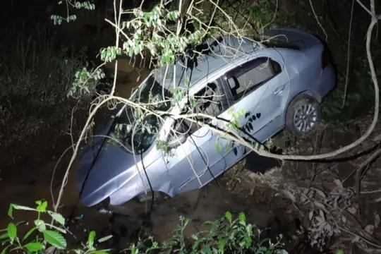 PERSEGUIÇÃO: Carro suspeito não obedece ordem de parada da PM, foge e para na margem do rio