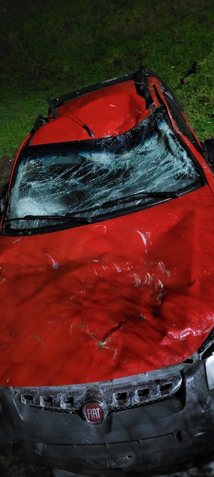 Carro cai em ribanceira e mulher fica feria na SC-350 em Ituporanga
