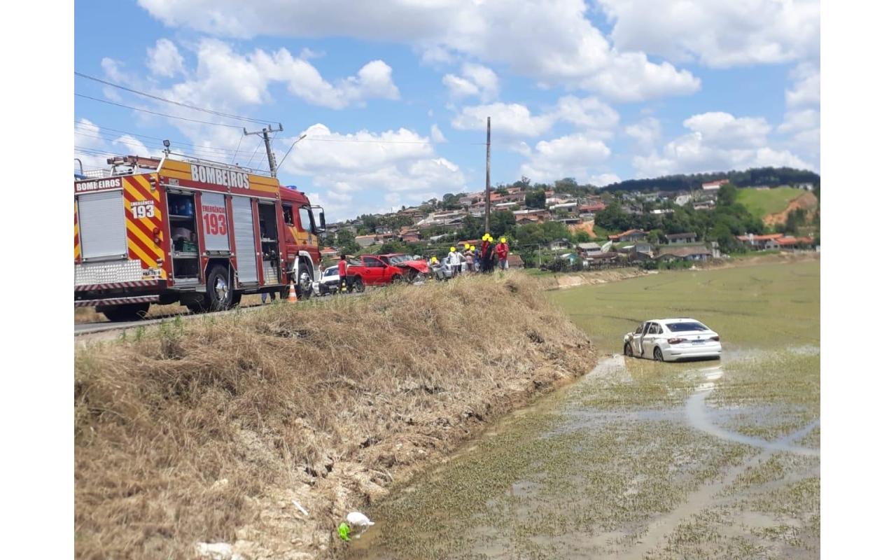 Carro vai parar em arrozeira após colisão em Rio do Sul