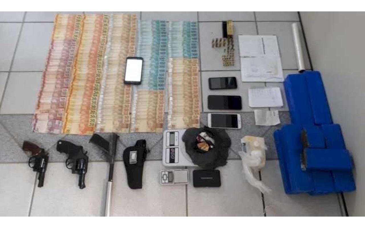 Carros, drogas, armas e dinheiro são apreendidos durante cumprimento de mandados em Ituporanga e Rio do Sul 