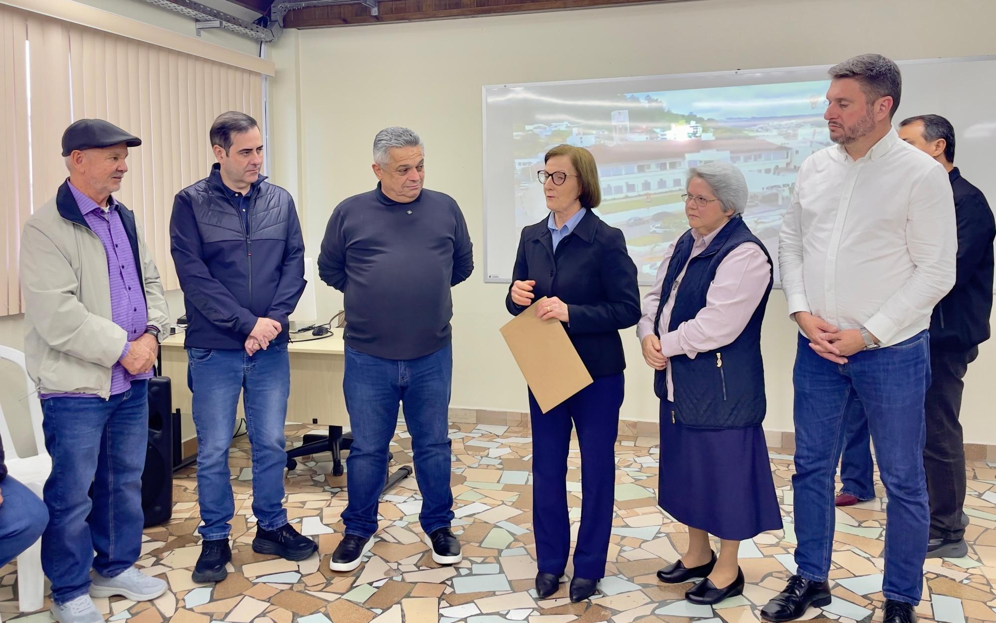 Carta de Intenção para ampliação do Hospital Bom Jesus é entregue a lideranças políticas durante visita em Ituporanga