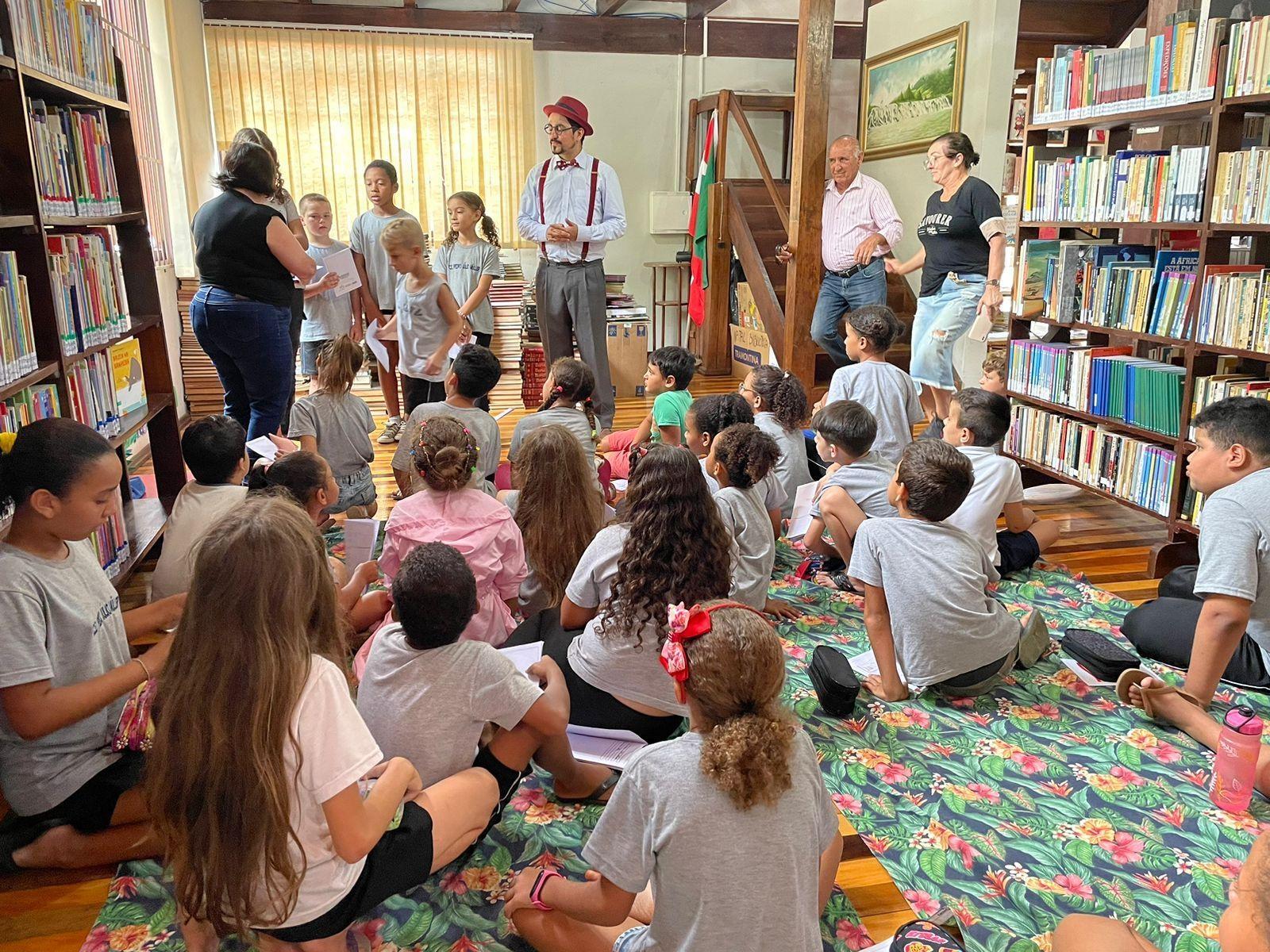 Casa da Cultura de Ituporanga e museu recebem alunos para apresentação de peça de teatro