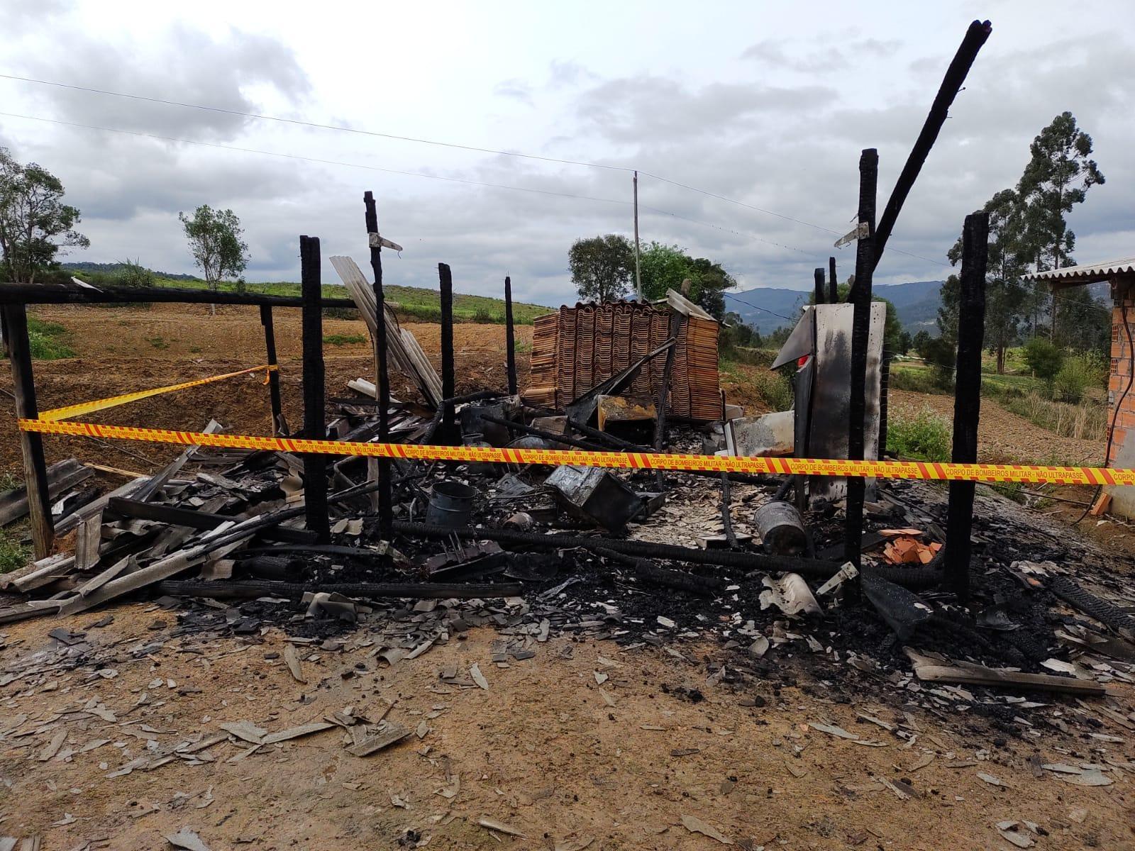 Casa de madeira é destruída pelo fogo em Vidal Ramos