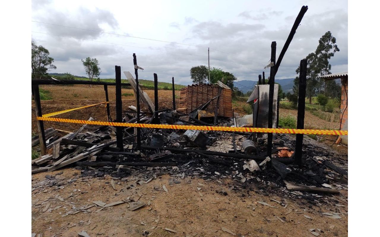 Casa de madeira é destruída pelo fogo em Vidal Ramos