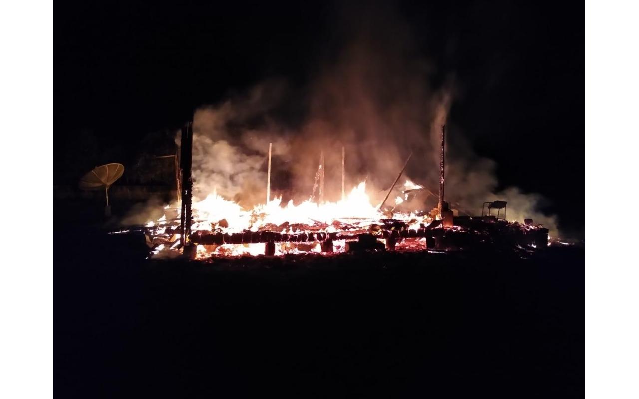 Casa desabitada é destruída pelo fogo em Petrolândia