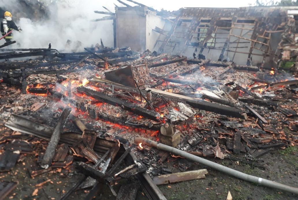 Casa é destruída pelo fogo em Rio do Sul