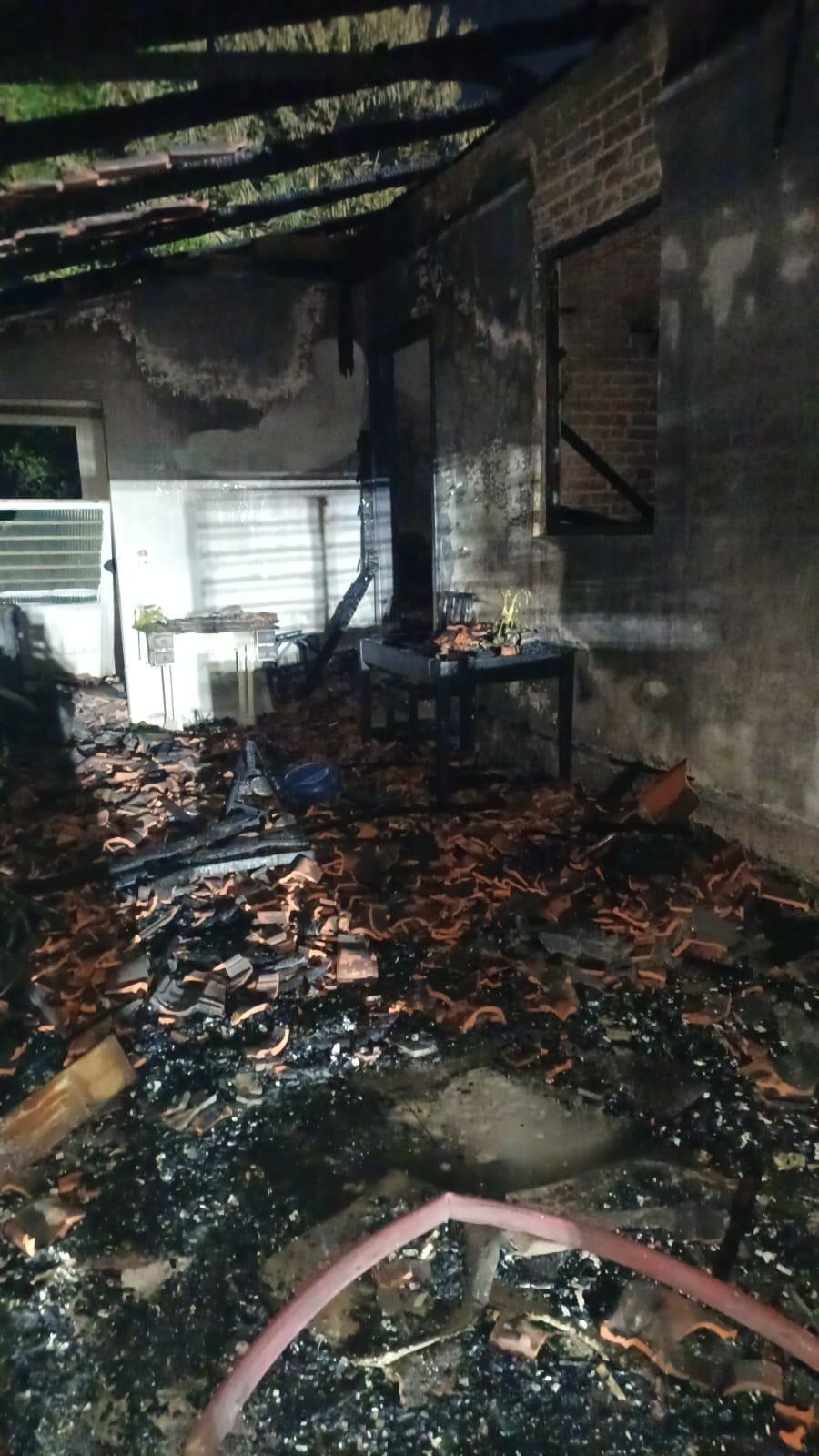 Casa é destruída por incêndio e mobiliza grande operação de combate ao fogo