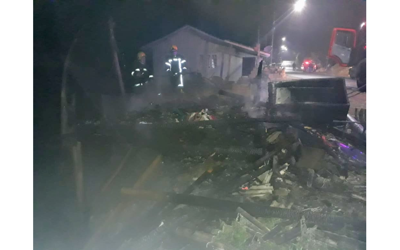 Casa e destruída por incêndio e proprietária é resgatada pela PM da casa em chamas