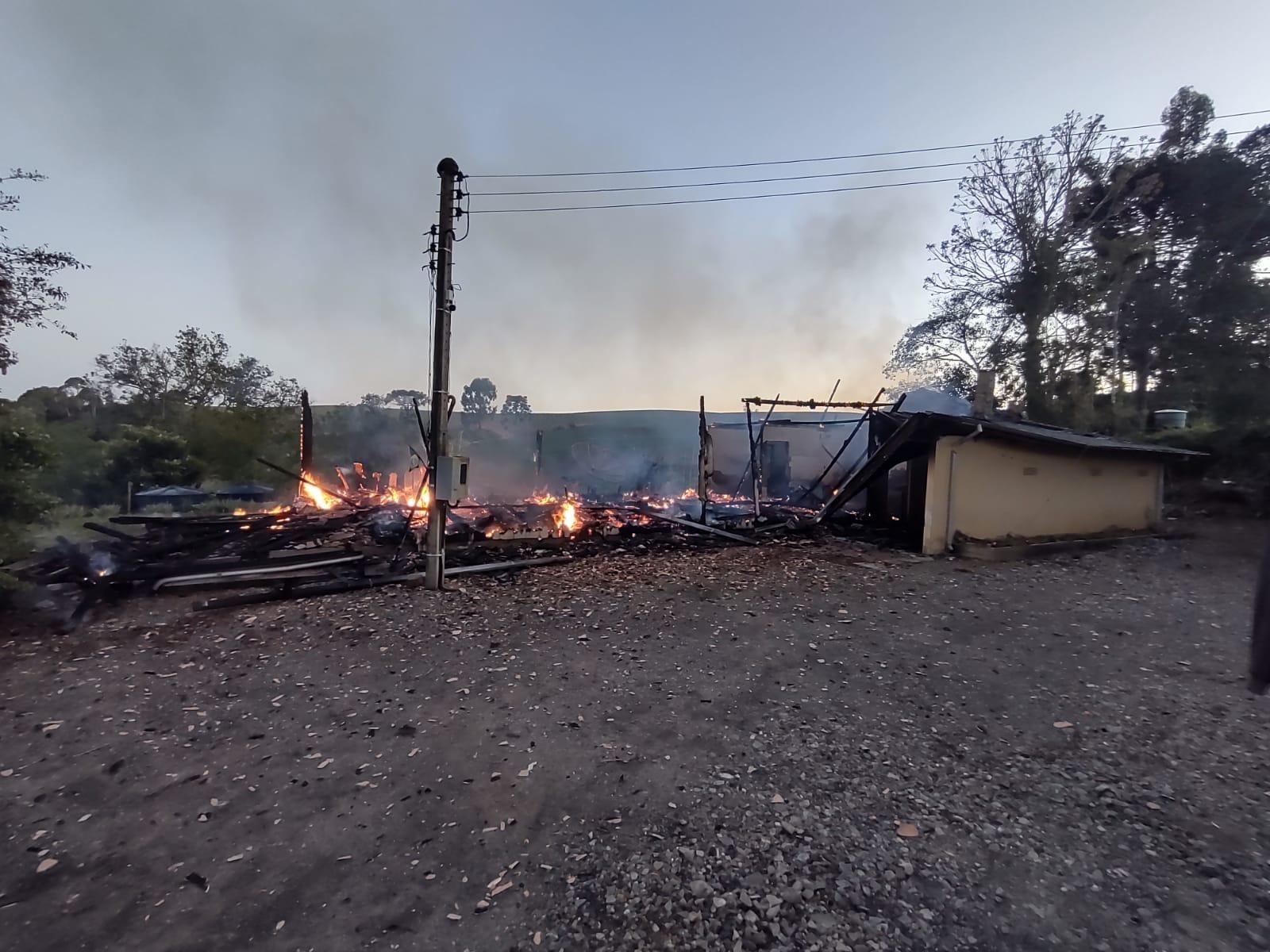 Casa é destruída por incêndio e proprietário fica ferido em Rio do Norte Ituporanga 