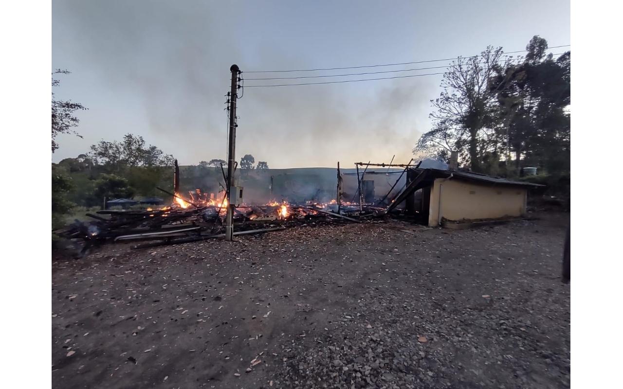 Casa é destruída por incêndio e proprietário fica ferido em Rio do Norte Ituporanga 