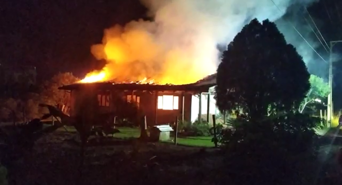 Casa é destruída por incêndio em Ituporanga