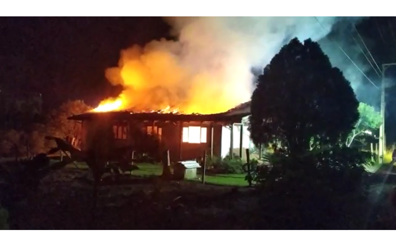 Casa é destruída por incêndio em Ituporanga