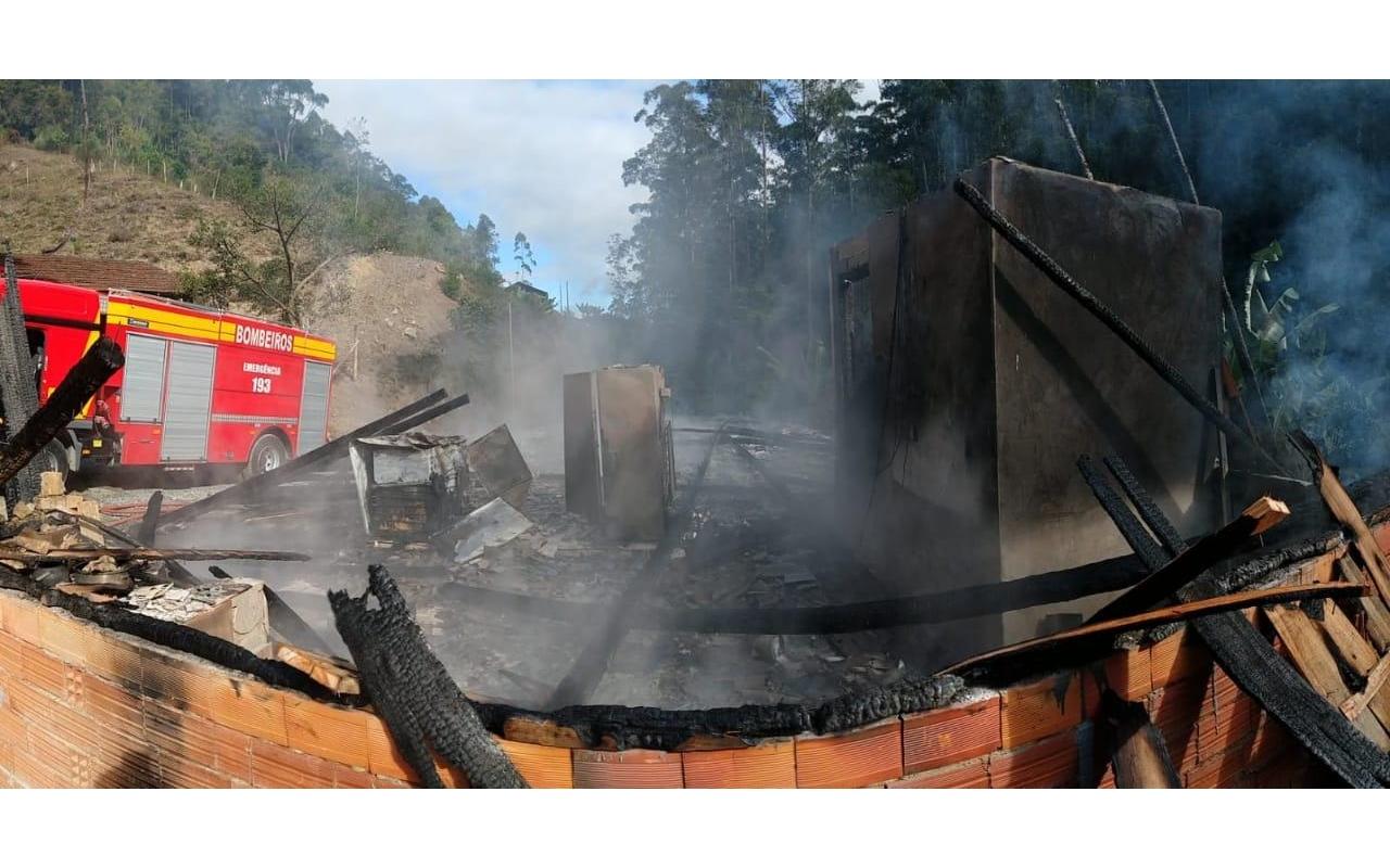 Casa é destruída por incêndio em Vidal Ramos; ninguém ficou ferido