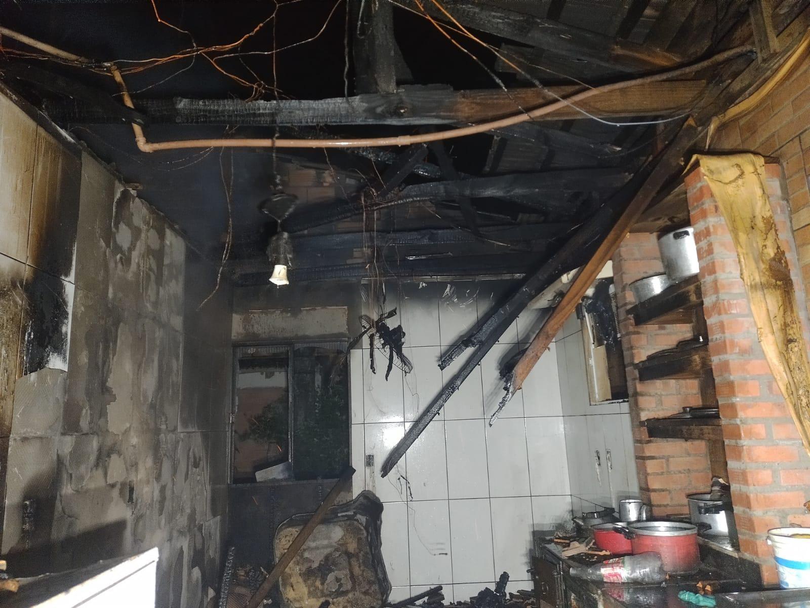 Casa é parcialmente destruída em incêndio na cidade de Petrolândia