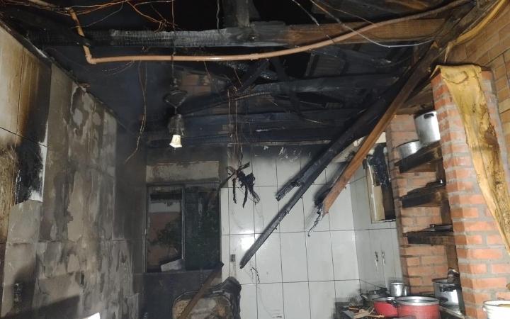 Casa é parcialmente destruída em incêndio na cidade de Petrolândia