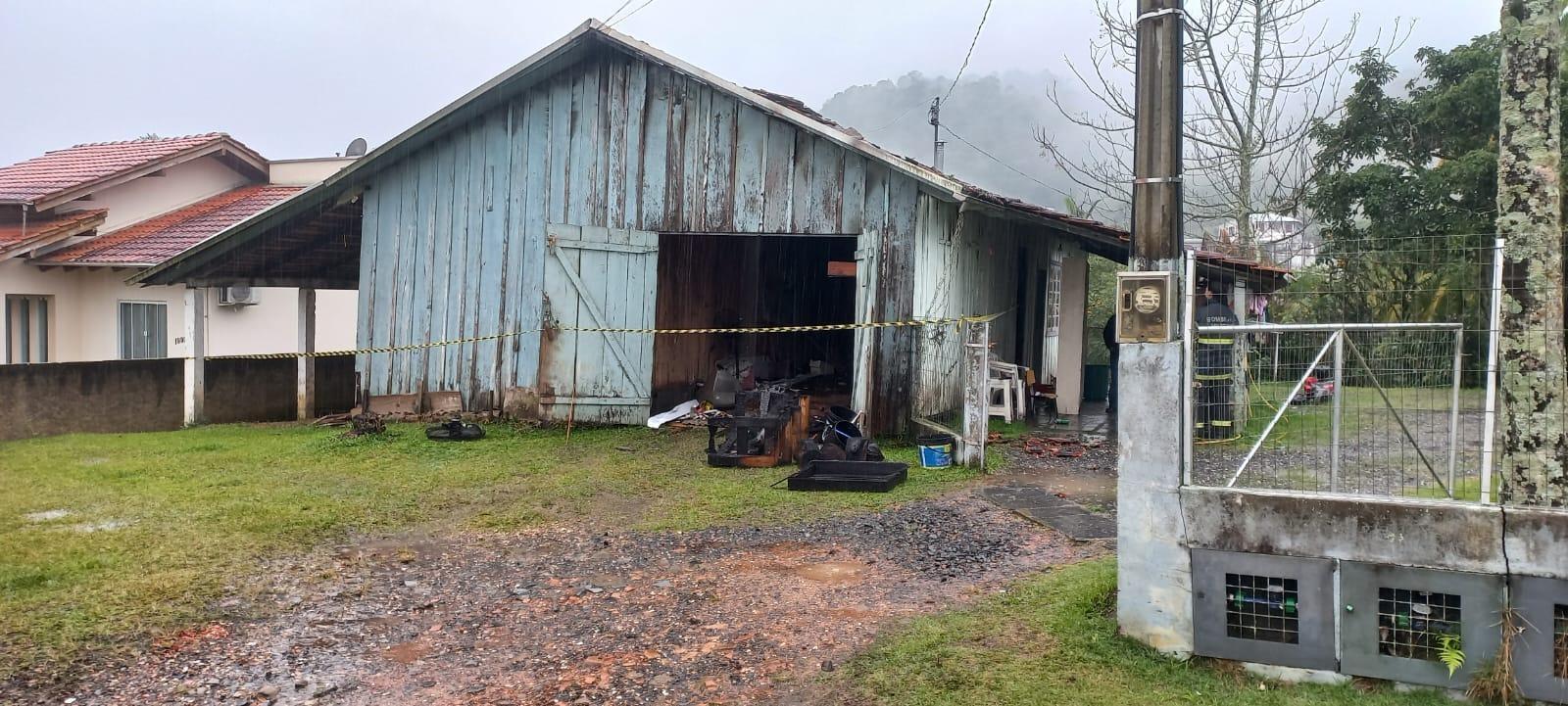 Casa pega fogo após curto circuito em lâmpada, em Taió