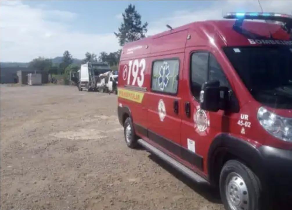 Casal de idosos é socorrido após ser atropelado por caminhão em Lontras