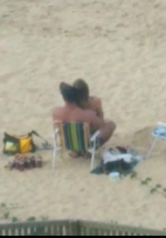 Casal é flagrado fazendo sexo na praia em SC