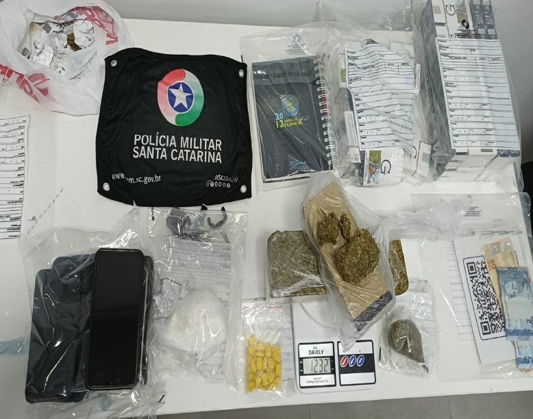 Casal é preso após polícia encontrar drogas em residência e na casa de familiar