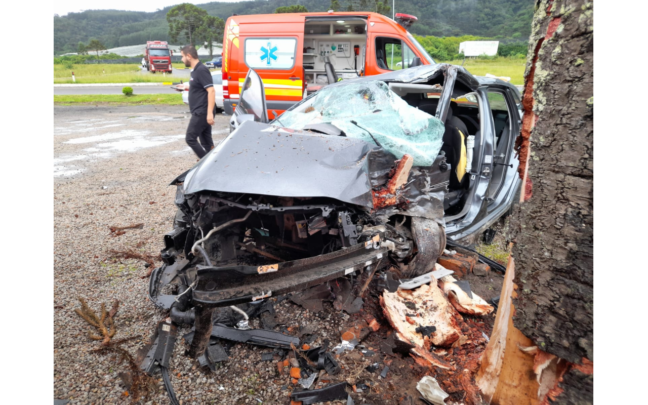 Casal fica gravemente ferido após colidir com o veículo em árvore no município de Bom Retiro