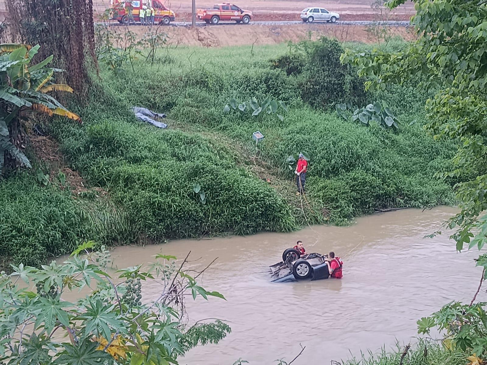 Casal morre após queda de veículo em  rio no Alto Vale