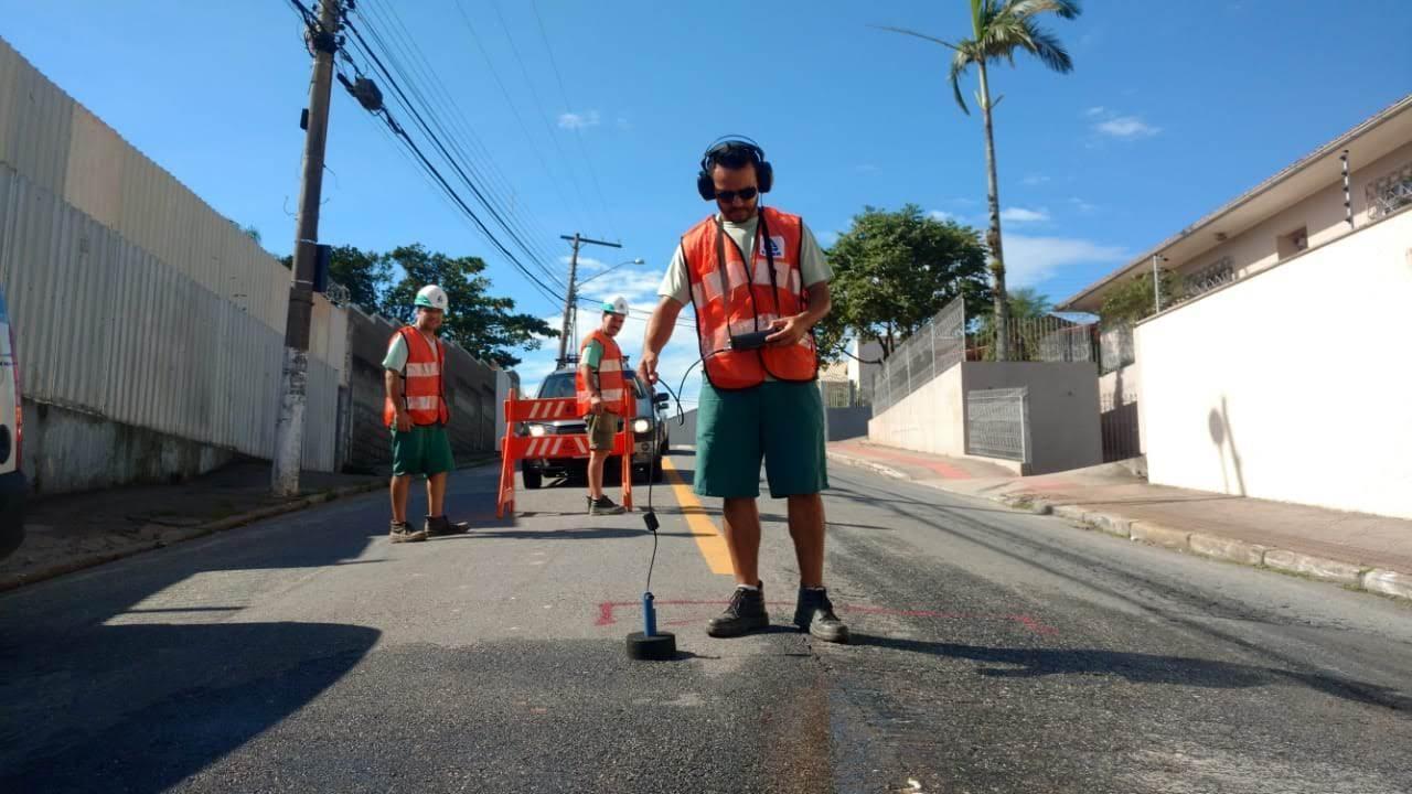 CASAN realiza operação para detectar vazamentos e fraudes em Ituporanga