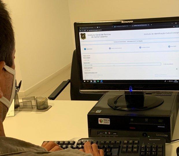 Catarinenses podem solicitar segunda via da carteira de identidade pela internet 