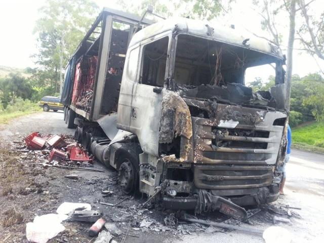 BR 470: Carreta carregada de cerveja pega fogo em Pouso Redondo