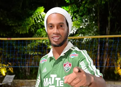 Fluminense anuncia contratação de Ronaldinho Gaúcho
