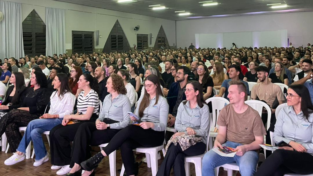 CDL de Ituporanga celebra 45 anos com palestra inspiradora de Ciro Bottini sobre vendas