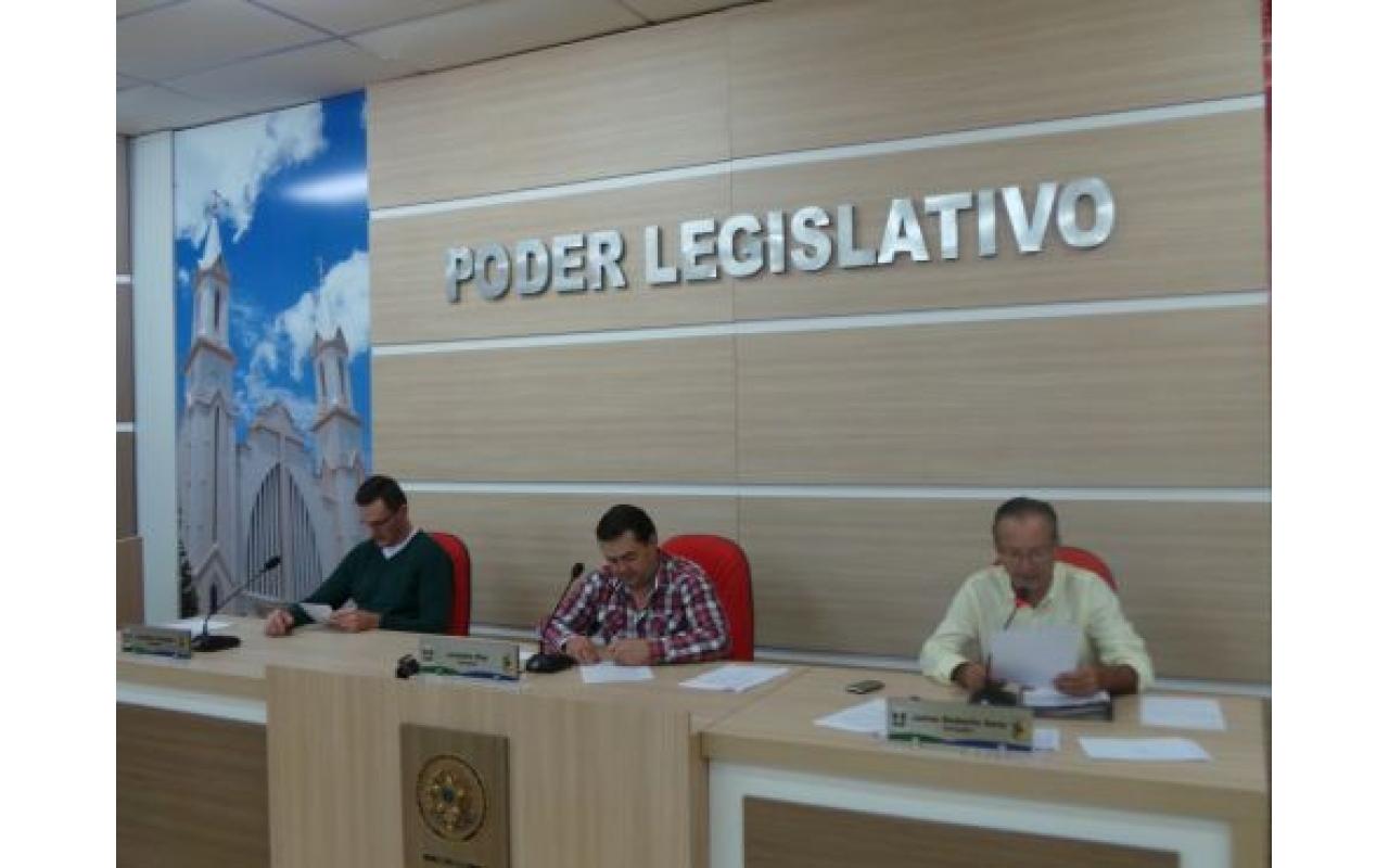 ITUPORANGA: Vereador denuncia que veículos e equipamentos da prefeitura têm transitado sem identificação no município