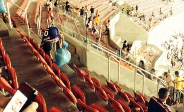 Torcedores do Japão dão show de educação e limpam estádio após jogo