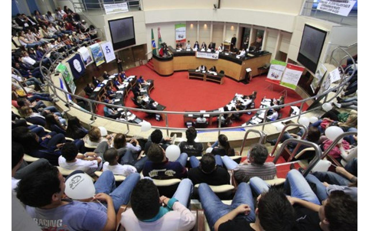 Alunos de Petrolândia participam de projeto jovem parlamentar da Escola do Legislativo Catarinense