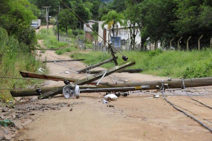 Celesc segue com efetivo trabalhando, mas ainda são duas mil unidades consumidoras sem energia no Alto Vale