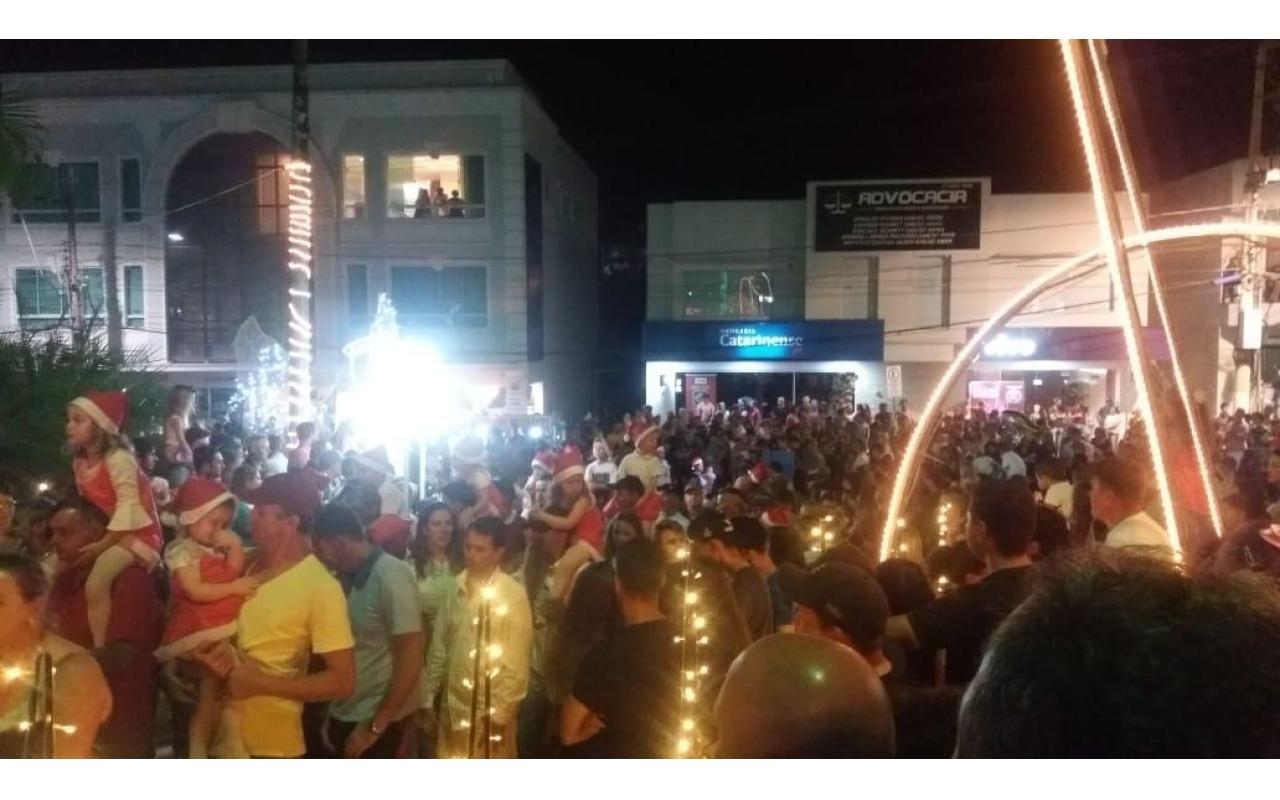 Centenas de pessoas prestigiam inauguração das luzes natalinas em Ituporanga