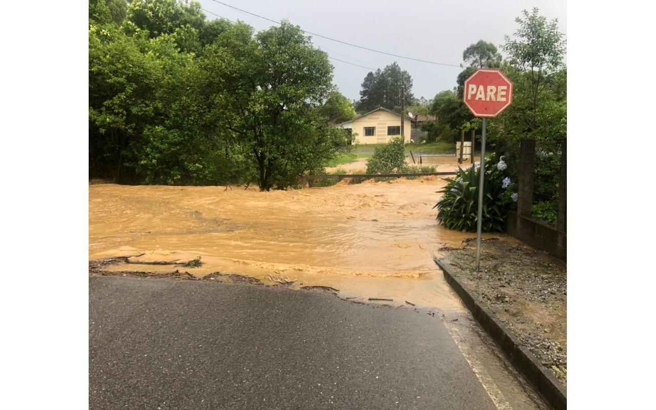 Centro de Imbuia sofre alagamento na tarde deste domingo (3)