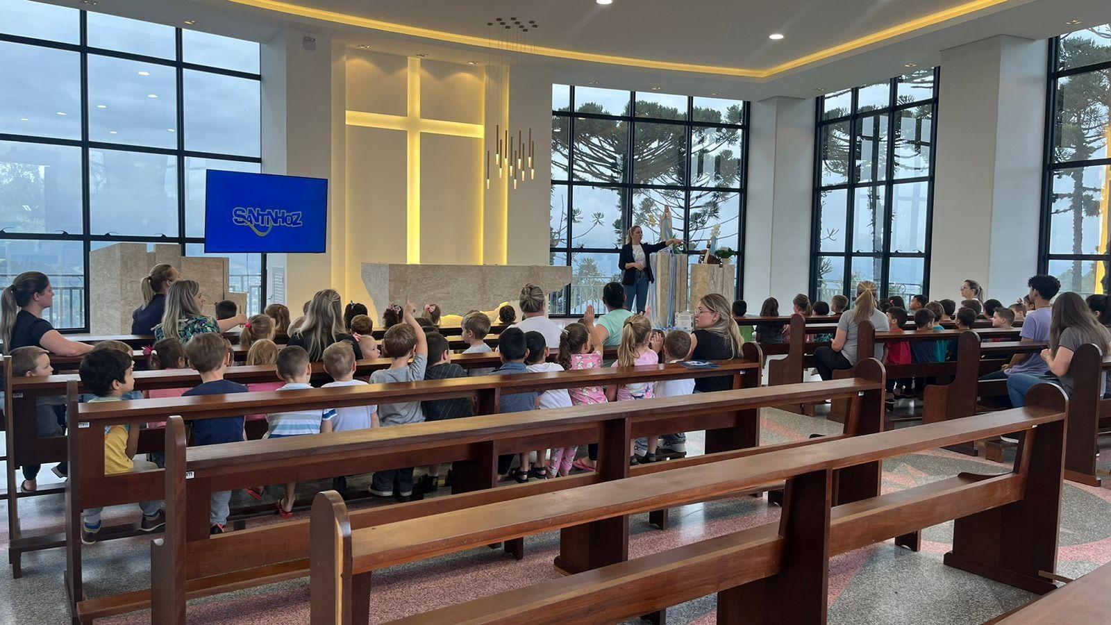 Cerca de 100 crianças da educação municipal de Aurora visitam o Santuário Nossa Senhora de Lourdes e do Louvor