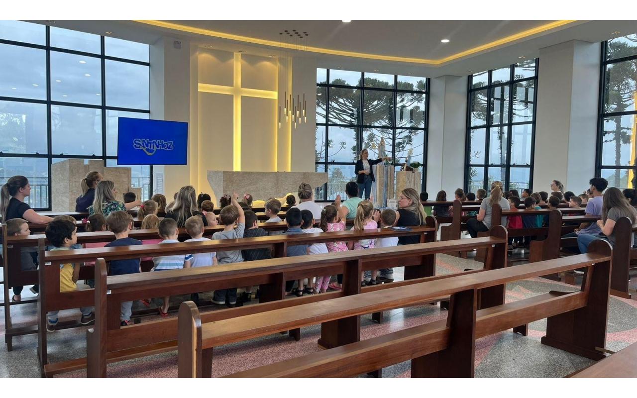 Cerca de 100 crianças da educação municipal de Aurora visitam o Santuário Nossa Senhora de Lourdes e do Louvor