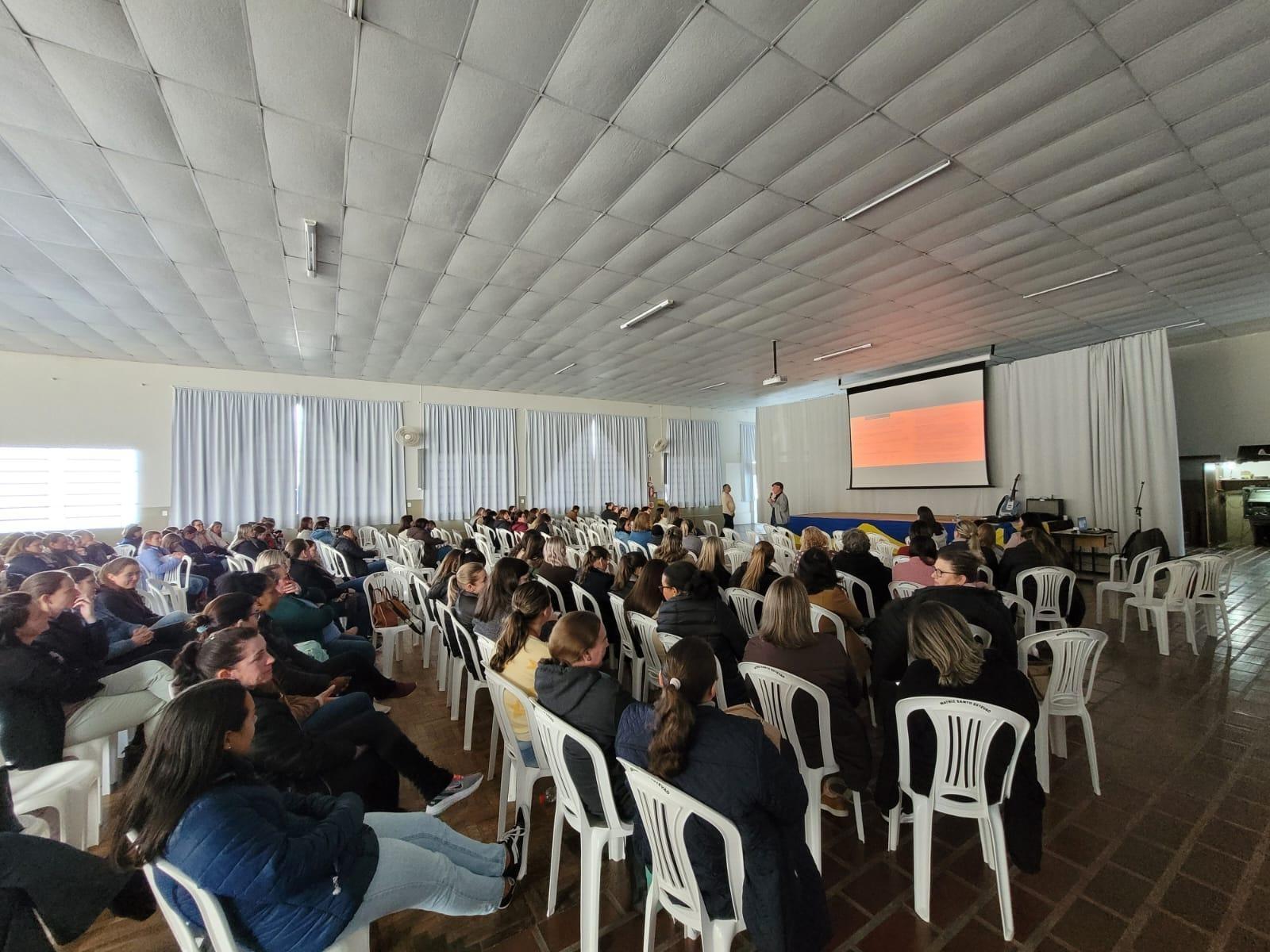 Cerca de 300 profissionais da educação de Ituporanga passam por formação referente às mudanças na lei do novo FUNDEB
