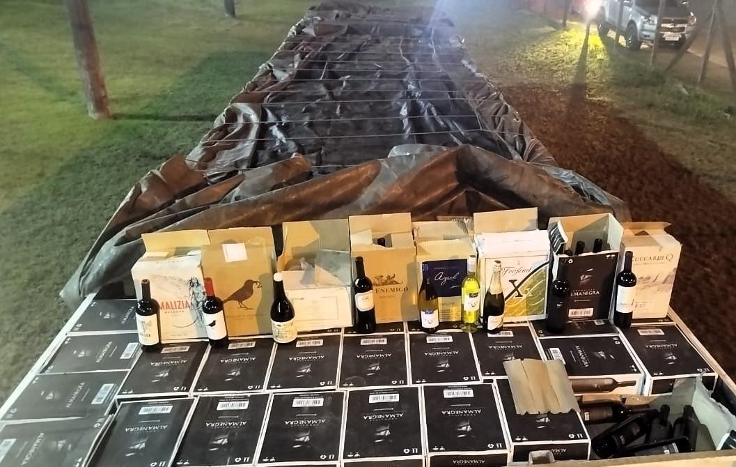 Cerca de R$ 750 mil em garrafas de vinho importadas irregularmente são apreendidas na BR-470 em Rio do Sul