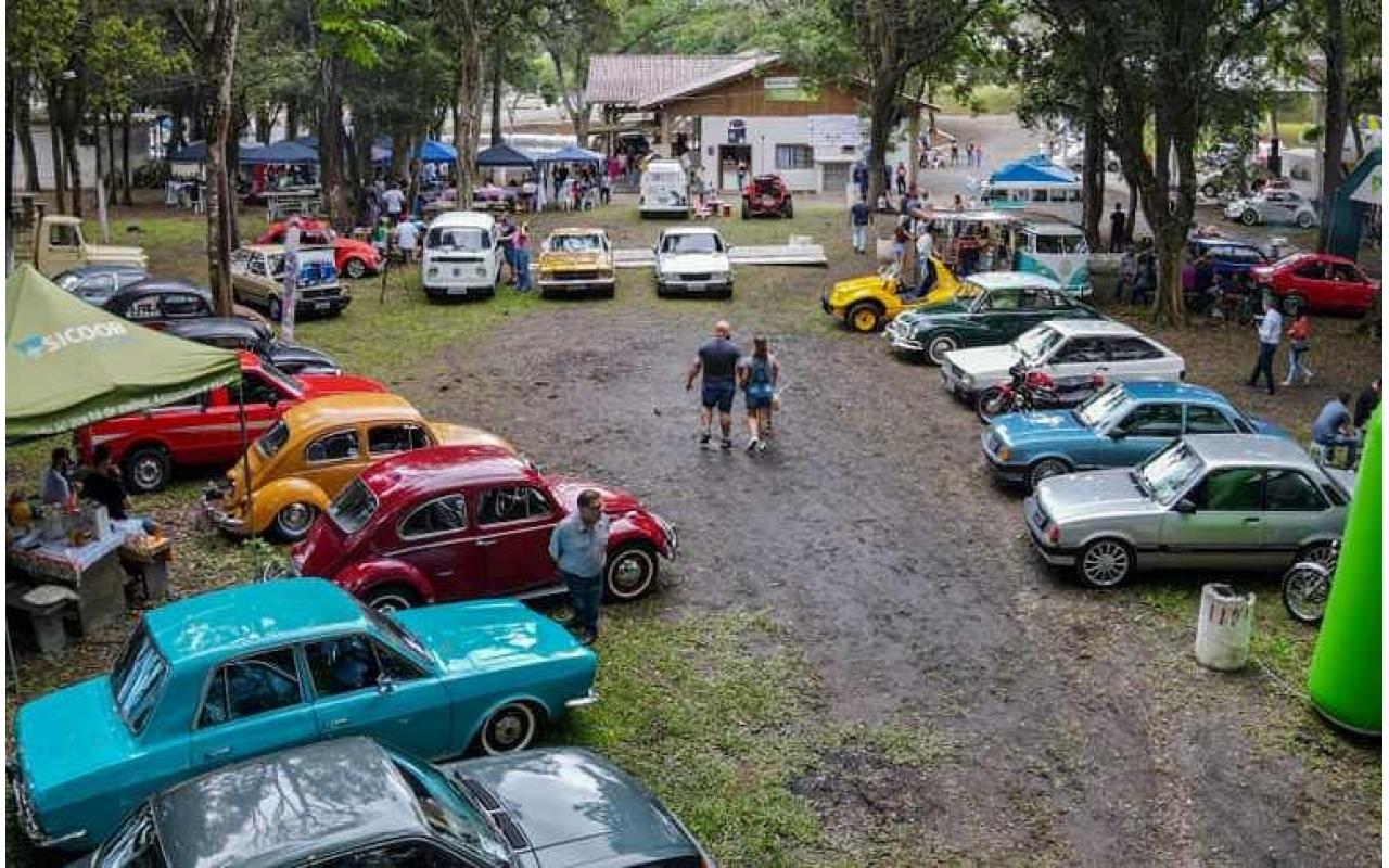 Cerca de três mil pessoas passaram pelo Parque da Cebola durante encontro de carros antigos em Ituporanga
