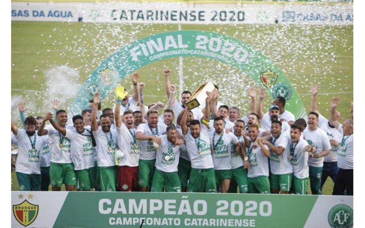 Chapecoense é campeã do Catarinense após vencer o Brusque e coroa campanha de recuperação