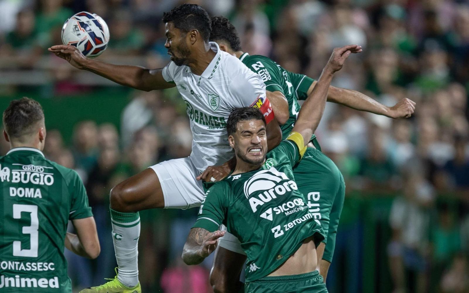 Chapecoense perde em casa para o América-MG, mas segue no G-4 da Série B