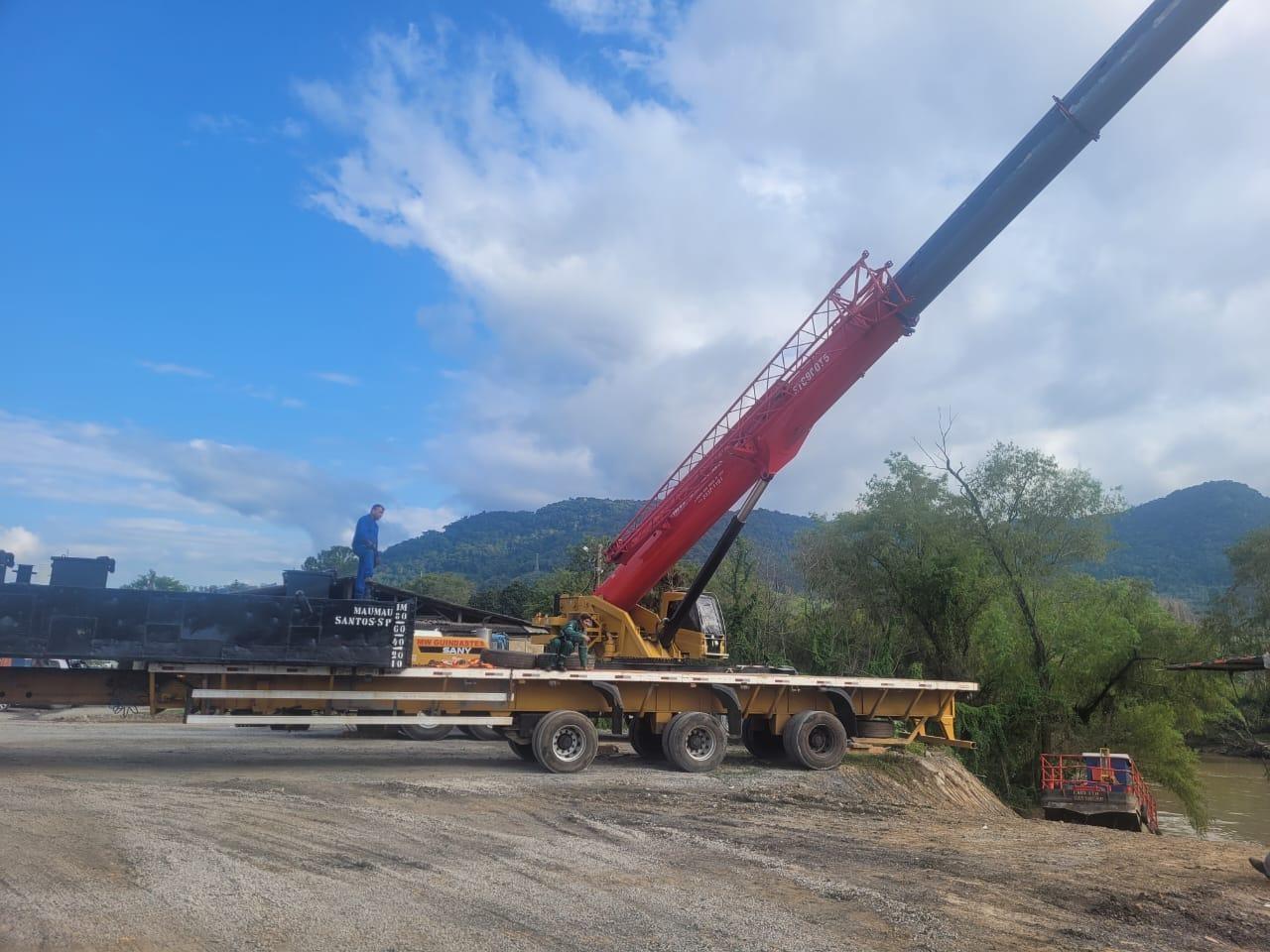 Máquinas que irão fazer o trabalho de dragagem nas margens dos rios chegam na capital do Alto Vale